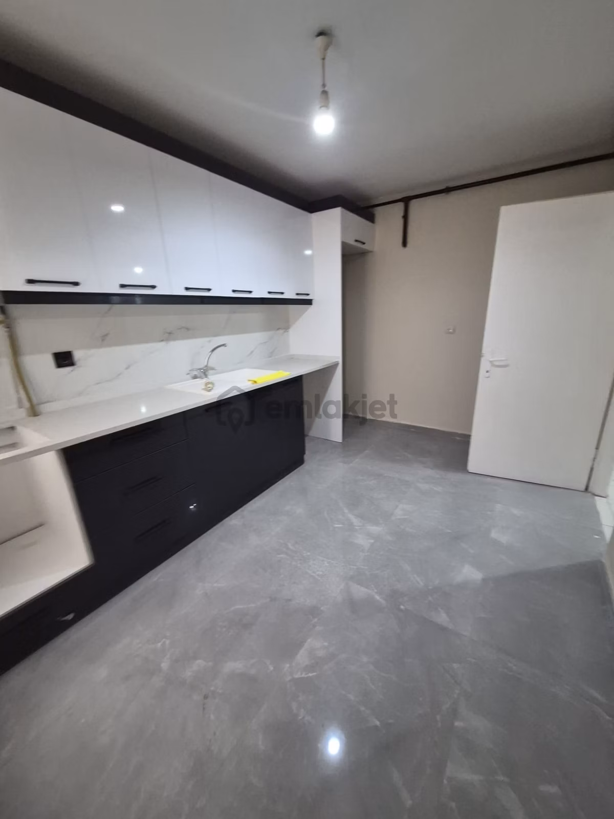 Kiralık İzmirpark Yakınında 2+1 Ara Kat Doğalgazlı Güneşli Mahallesi